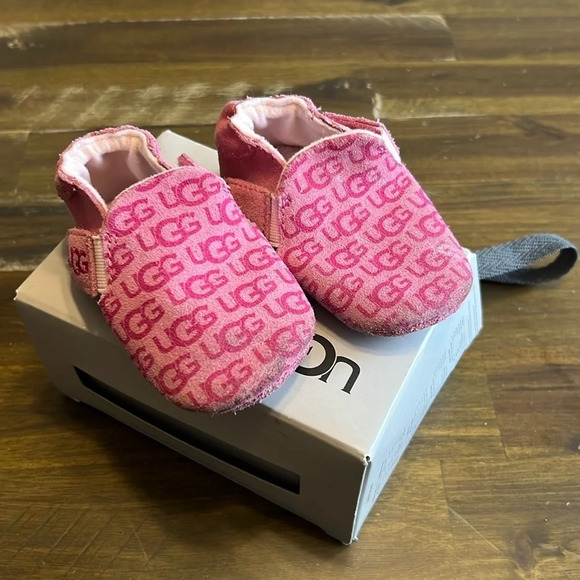 Ugg Roos Slippers Monogram Baby Girl Small 2/3 Soft Sole Suede - Picture 1 of 8